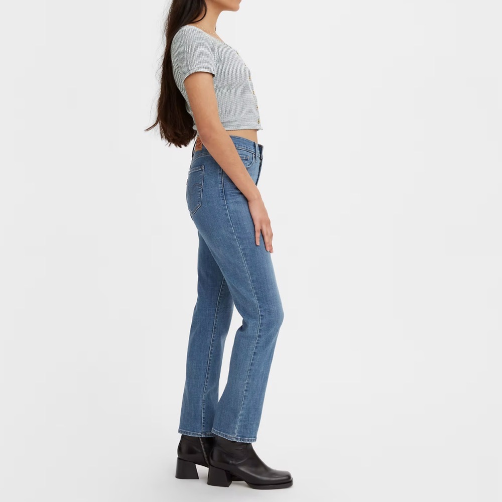 Levi’s Women’s Classic Straight Jean Size 8 Medium Wash